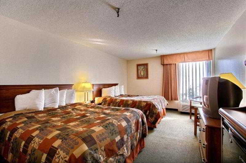 Days & By Wyndham Mt Pleasant 2*