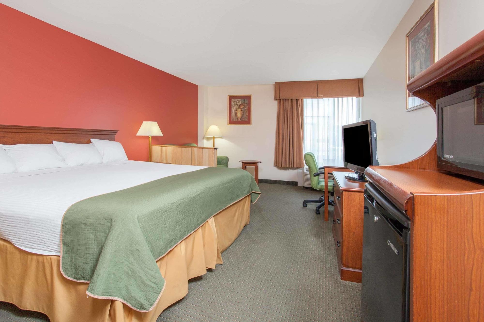 Days & By Wyndham Mt Pleasant 2*